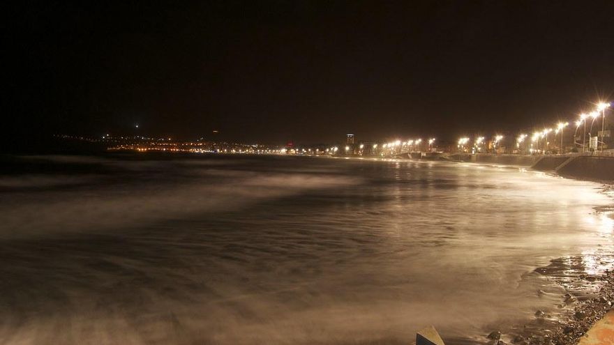 Esta es la otra cara de la playa de Las Canteras: lo que ocurre cuando te sumerges en el mar de noche