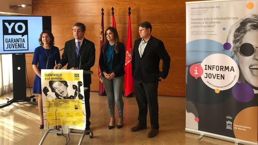 Los ediles Jesús Pacheco (2º i.) y Rebeca Pérez (3º i.), ayer, en la presentación de la campaña de &#039;Garantía Juveni&#039;.