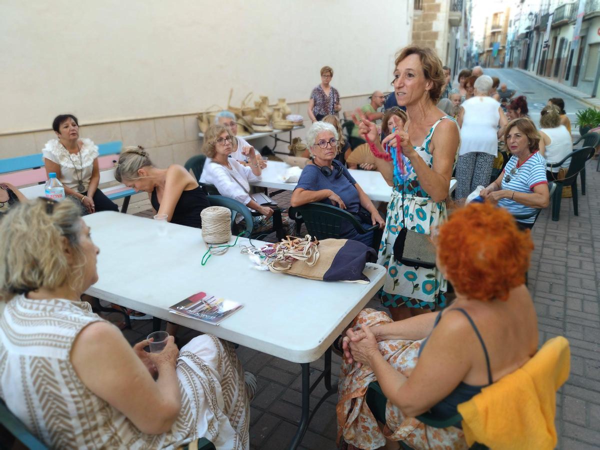 María Muñoz impartió el taller de arte textil