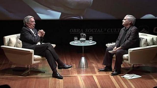 El escritor peruano con nacionalidad española, junto al periodista tinerfeño Juan Cruz en un encuentro en Santa Cruz.