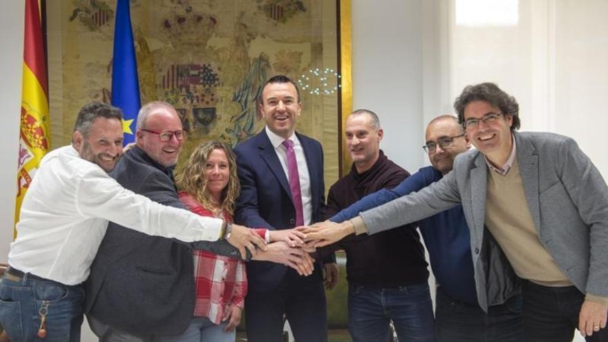 Bomberos y Diputación escenifican la firma de la paz con dos acuerdos de condiciones laborales