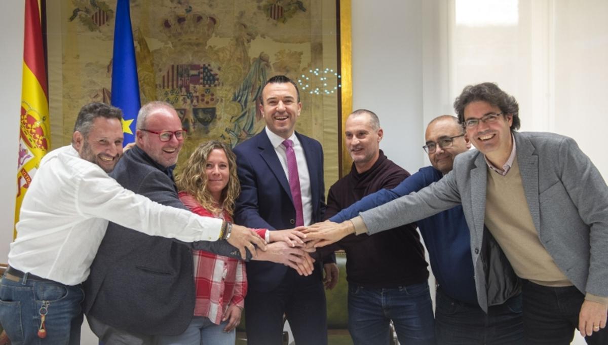 Firma de los acuerdos de condiciones laborales con los bomberos y brigadas forestales en la Diputación