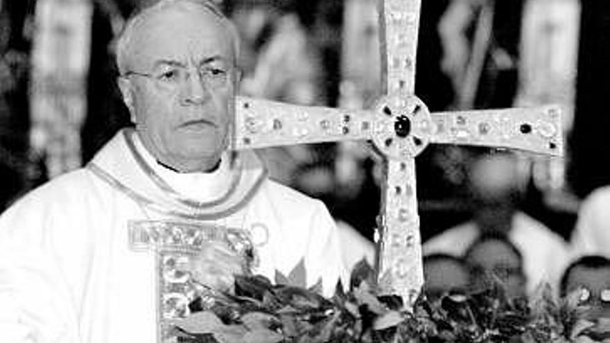 Manuel Monteiro, junto a la Cruz de la Victoria, en la clausura del año santo.