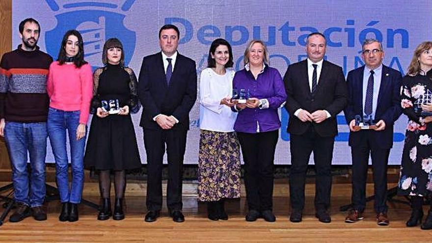 Acto de entrega dos premios PEL, onte no Pazo de Mariñán, co presidente da Deputación no centro.