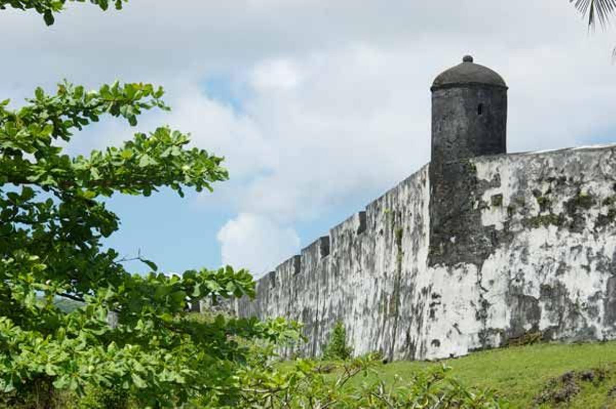 Los restos de la presencia colonial holandesa permanecen en islas como Saparúa.