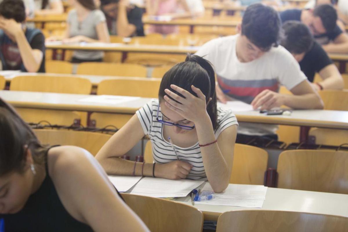 Los alumnos hacen los exámenes Los alumnos hacen los exámenes