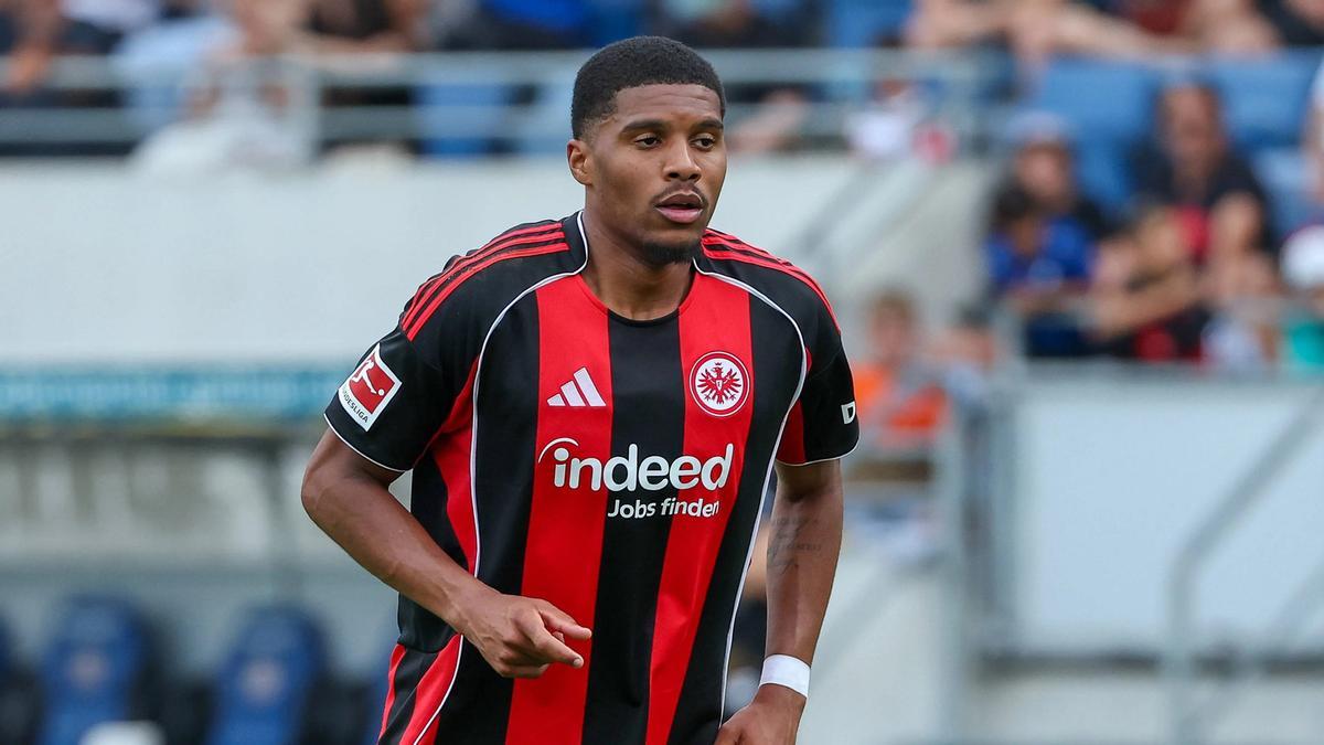 El central Amenda con la camiseta del Eintracht de Frankfurt