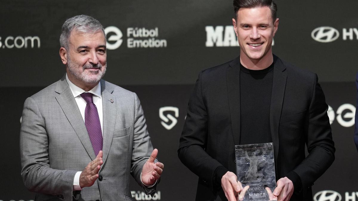 Jaume Collboni, alcalde de Barcelona, entrega el premio Di Stéfano a Ter Stegen como mejor jugador de la Liga 22-23 otorgado por el diario Marca.