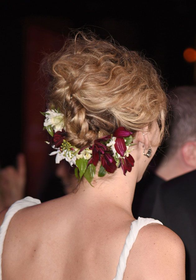 Detalle por detrás del recogido con flores de Jennifer Lawrence