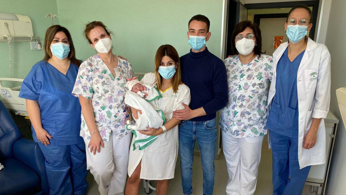 Silvia y Juanfran, con su hija Chloe, y personal del hospital de Pozoblanco el pasado 1 de enero.