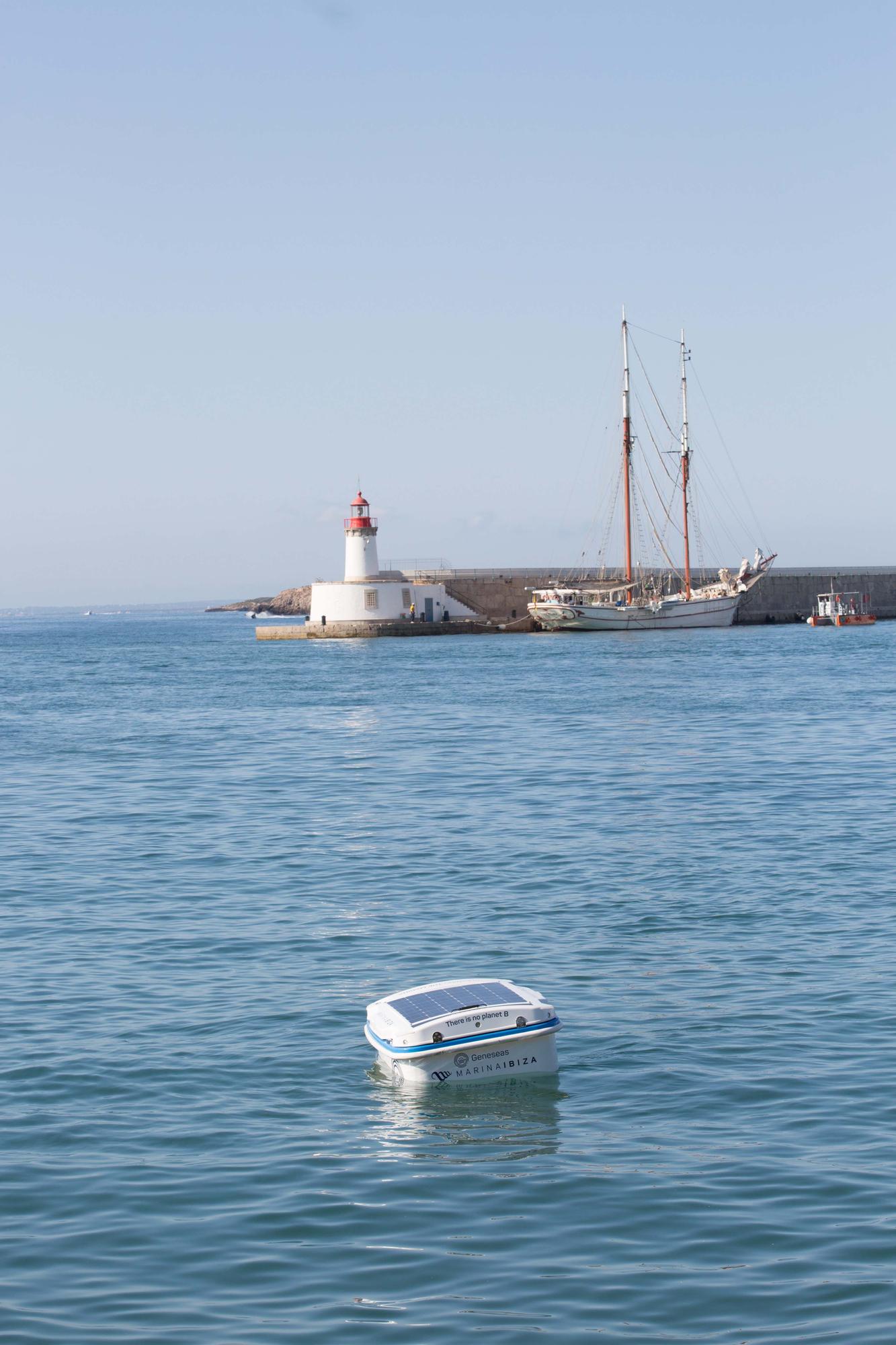 El ‘Geneseas’, un robot pionero en España limpia las aguas de la Marina Ibiza