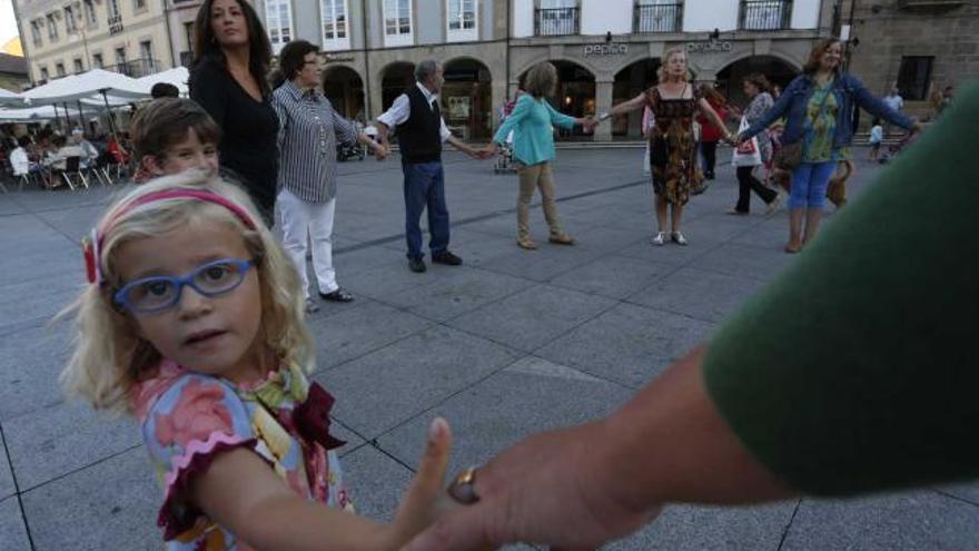 En primer plano, Elsa López, junto al resto de los participantes de la danza en El Parche.