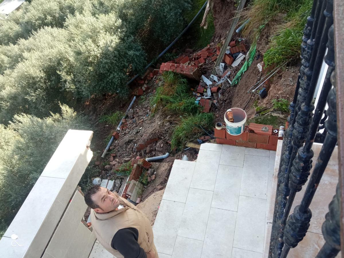 Muro caído en la calle Coracha.