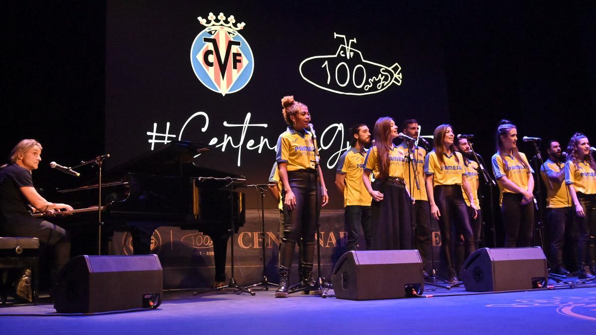 El prestigioso compositor Nacho Cano, al piano, junto a su coro interpretando el himno del Centenario del  Villarreal CF.