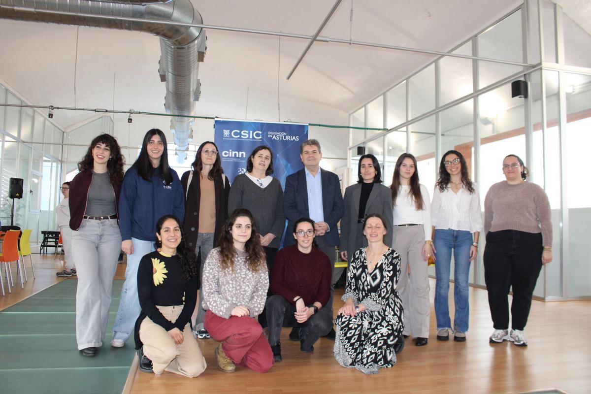 Foto de familia de las investigadoras con el Alcalde de San Martín, José Ramón Ardines.