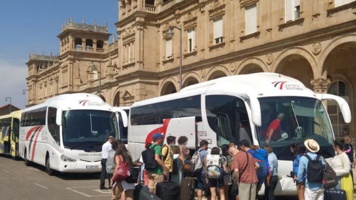 Viajeros a Galicia, trasladados en autobús. | L.O.Z.