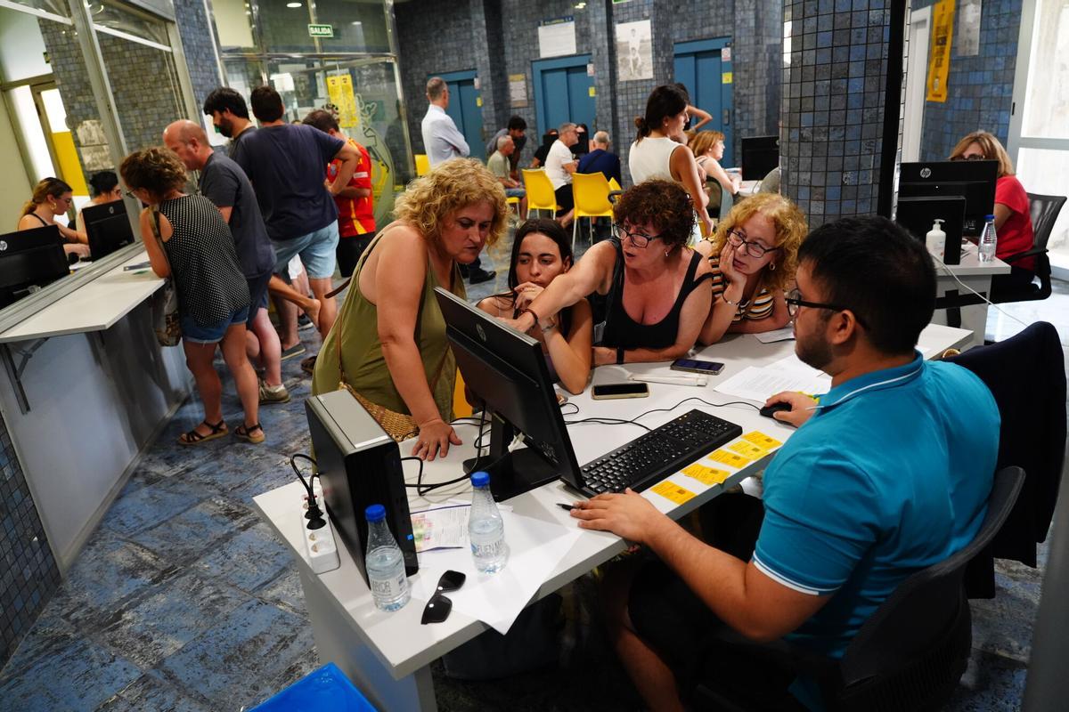 VILA-REAL. Reubicaciones para los abonados.  colas en La Cerámica.