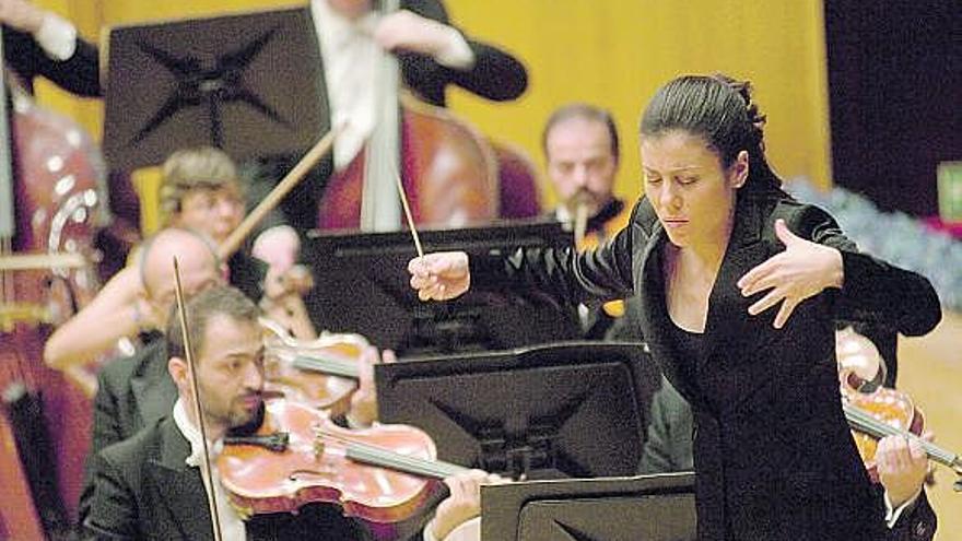 Mendelssohn y Mozart acompañan a la directora Virginia Martínez al frente de la OSPA