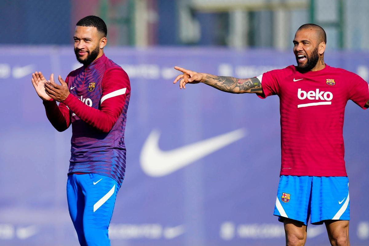 Memphis Depay (i) y Dani Alves (d) durante un entrenamiento del Barça previo a los dieciseisavos de final de la Copa del Rey ante el Linares Deportivo, en enero de 2022.