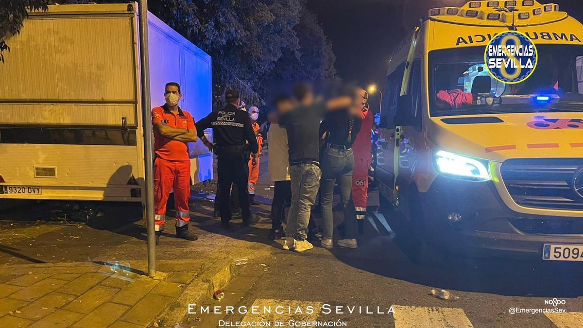 Los servicios de emergencias atienden a los menores afectados en la fiesta.