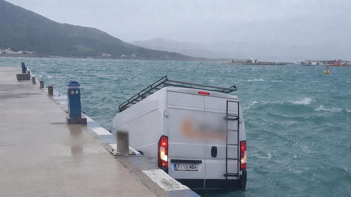 La furgoneta poc després de caure accidentalment al mar