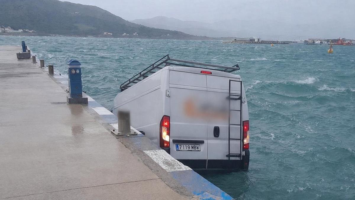 La furgoneta poc després de caure accidentalment al mar