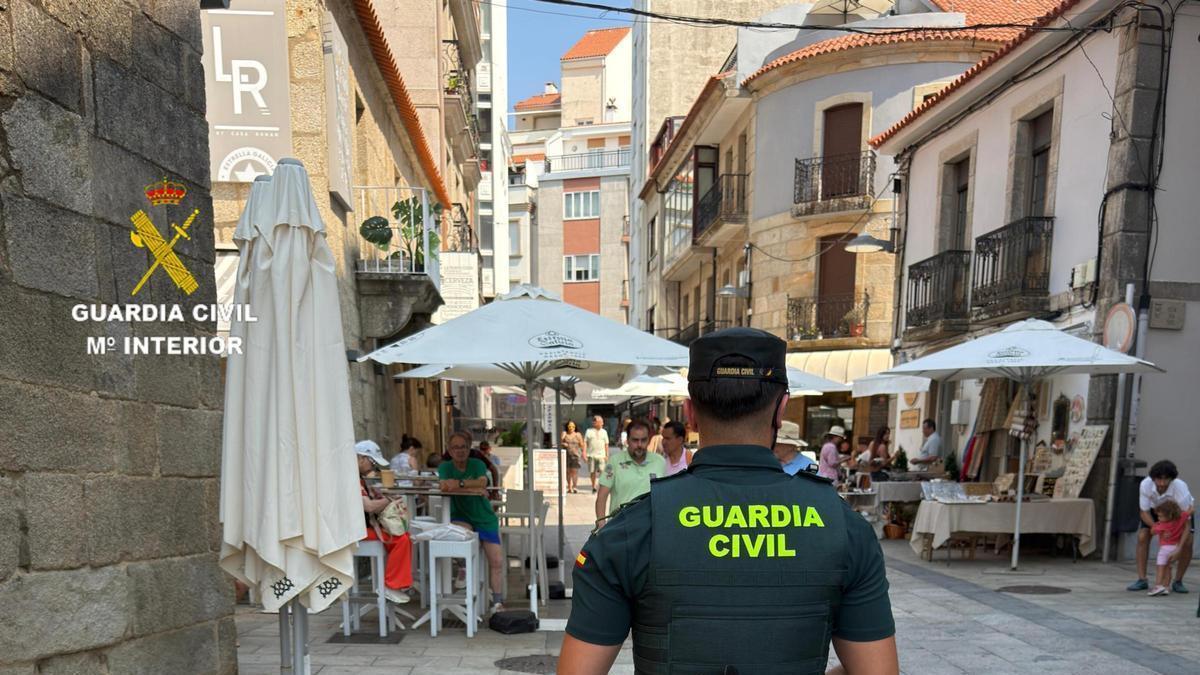 Guardia Civil en una zona hostelera de Sanxenxo.