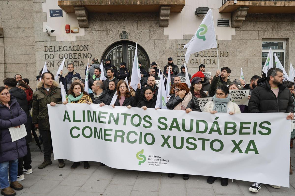 Manifestación de agricultores y ganadores frente a la Delegación del Gobierno en A Coruña para protestar por el acuerdo comercial entre la UE y Mercosur.