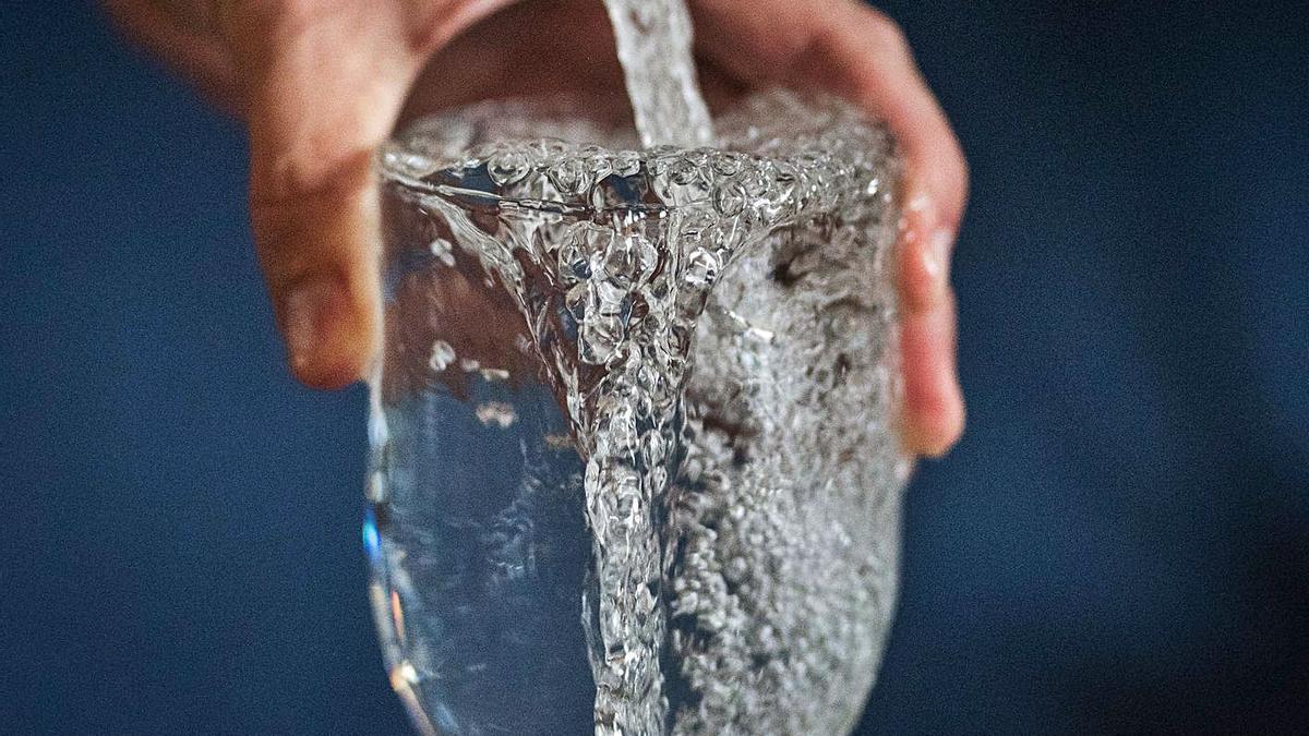 Según la OMS el gasto diario de agua por persona debería situarse entre 50 y 100 litros.