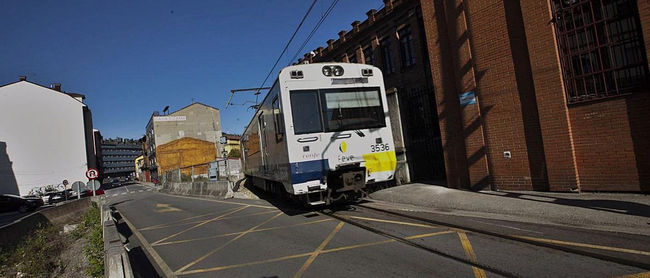 El tren circulando por la vía de la línea de Feve en La Felguera. | Miki López