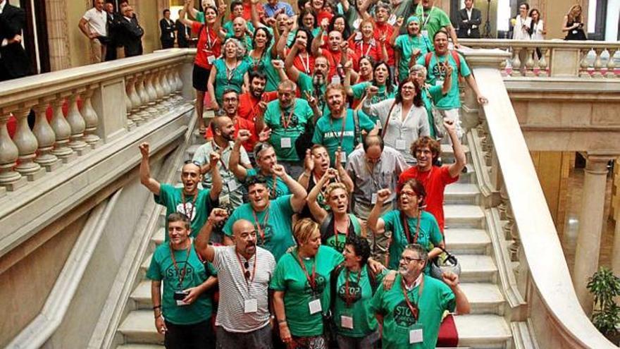 Promotors de la ILP ho celebren a les escales del Parlament