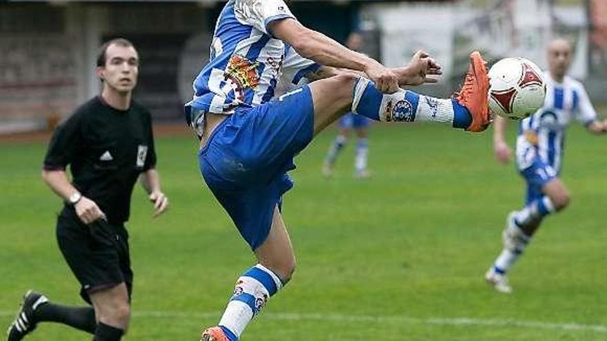 Gerardo realiza un acrobático control de balón.