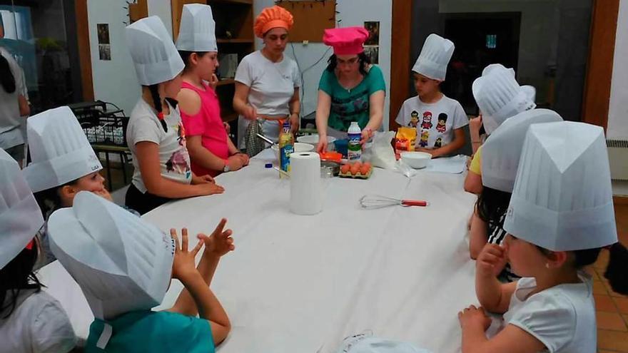 Un taller para niños de las jornadas &quot;Cangas sin gluten&quot; en una imagen de archivo.