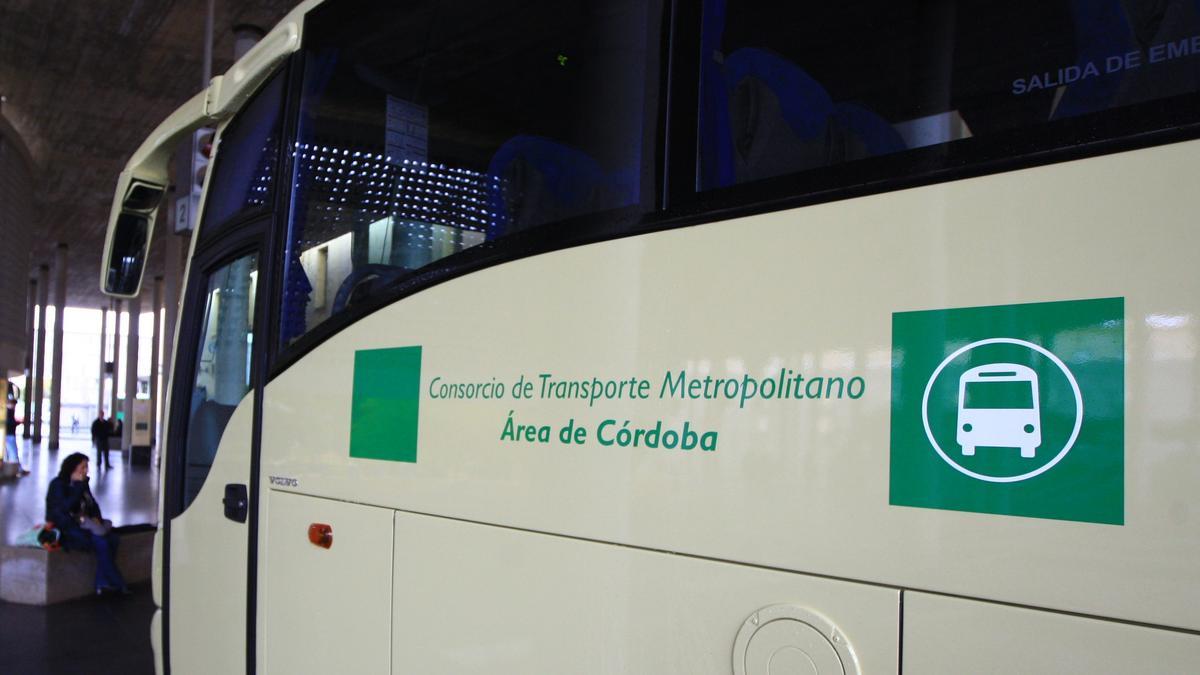 Autobús del Consorcio de Transporte Metropolitano espera en la estación de Córdoba.