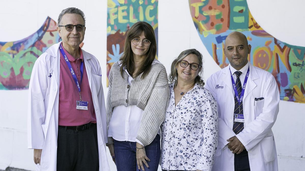 De izquierda a derecha, Antonio Moreno (jefe de Sección de Pediatría), Meritxell Brugueras, Gemma Carreras y Alberto Jauregui (jefe de Servicio de Cirugía Torácica y Trasplante Pulmonar), frente al hospital materno-infantil de Vall d'Hebron, el pasado martes.