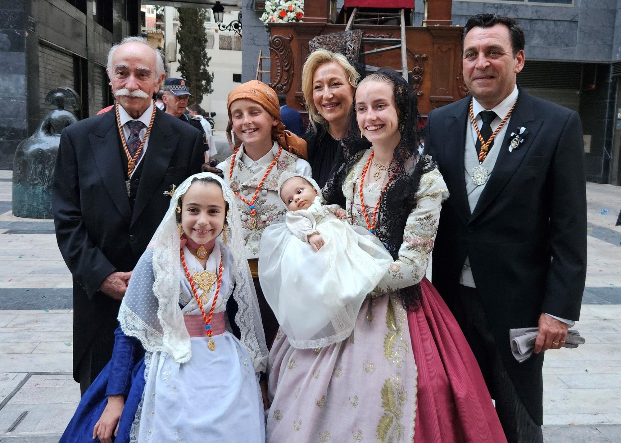 Paula y la corte infantil acompañan al San Vicente Niño