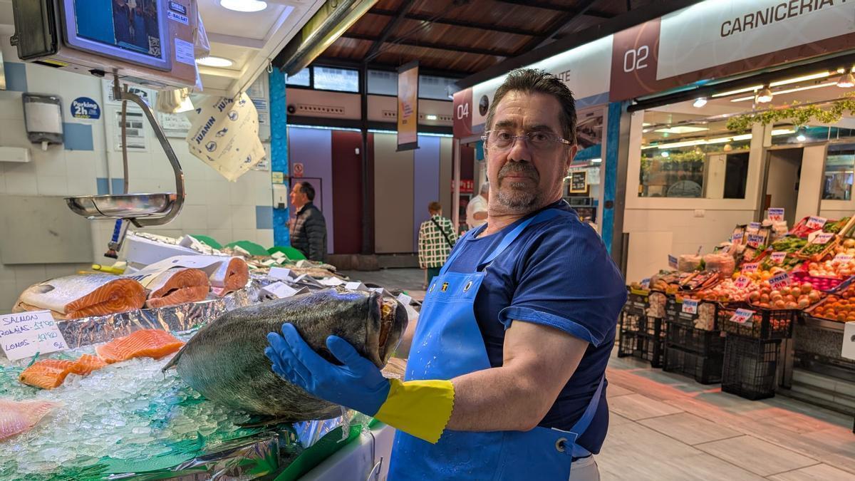 VÍDEO: Otro espectacular pez en el mercado avilesino: una corvina de 30 kilos