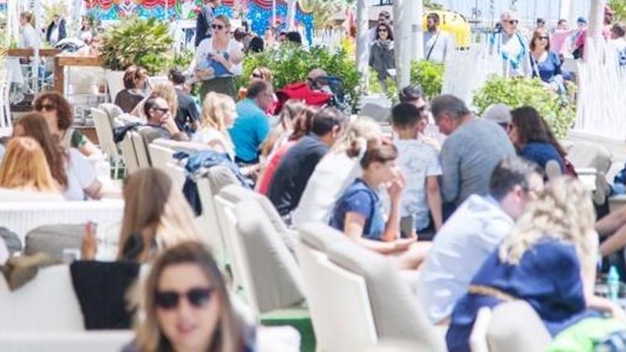 Gente en la terraza de un local de la Marina de València.