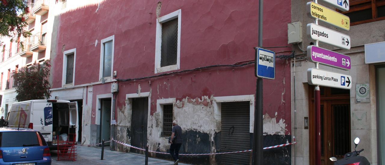 Fachada del inmueble acordonada alertando a los viandantes del posible peligro de desprendimientos.