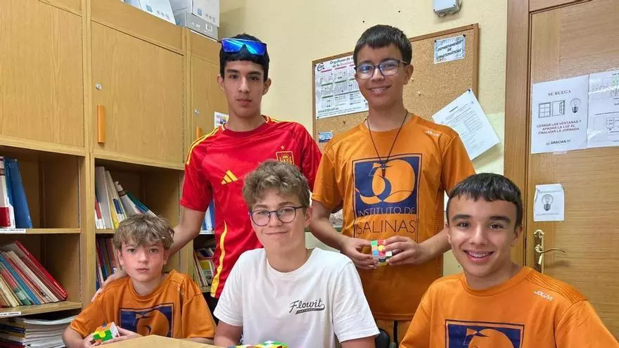 El equipo del instituto de Salinas que triunfa al cubo (de Rubik): la historia de cinco chavales que han logrado imponerse en el concurso nacional del conocido rompecabezas