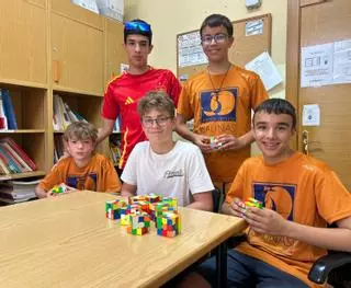 El equipo del instituto de Salinas que triunfa al cubo (de Rubik): la historia de cinco chavales que han logrado imponerse en el concurso nacional del conocido rompecabezas