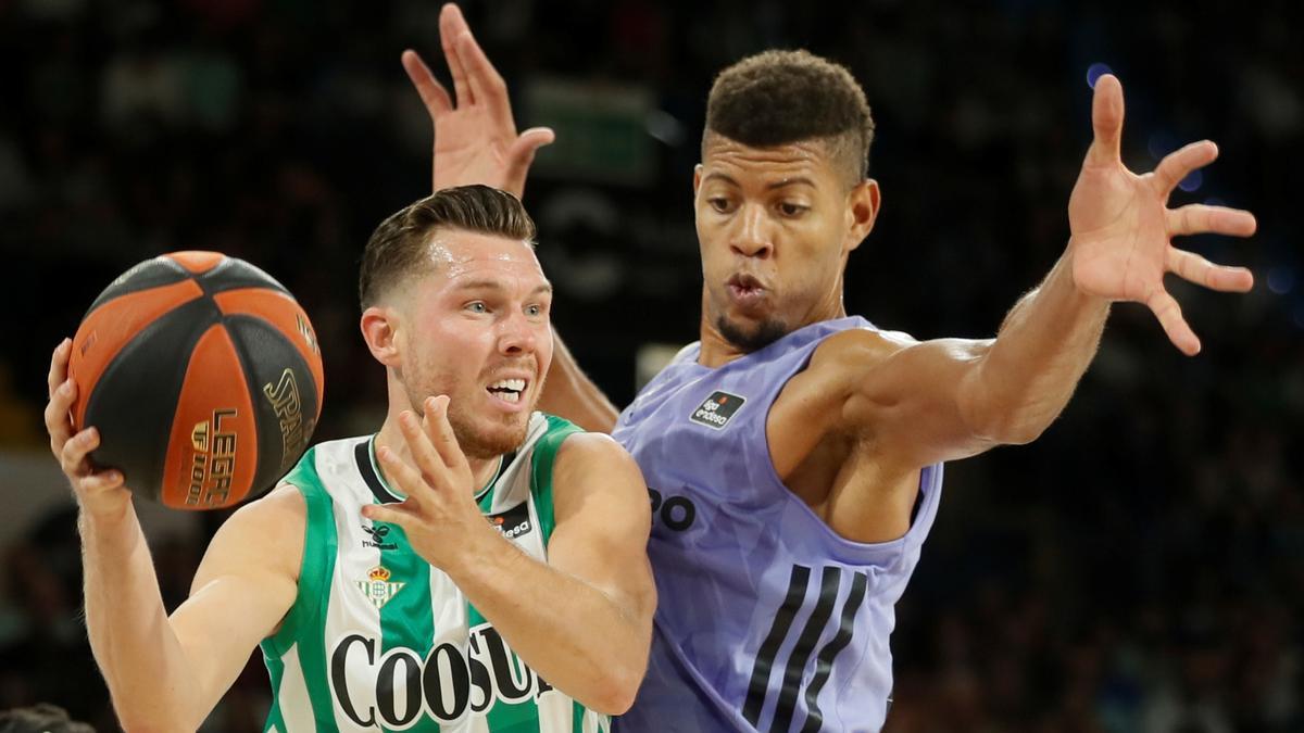 Tavares defiende una acción sobre Bertans en la primera semifinal de la Supercopa Endesa