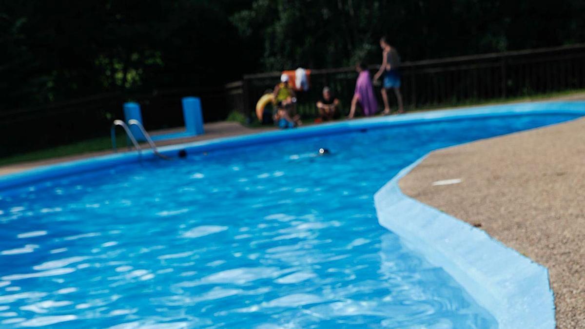 En la imagen superior, las jóvenes Claudia Fernández  y Sara Ayestarán. Abajo, a la izquierda, Enol Bousoño, Rubén y Eduardo Arango, David Rodríguez, Daniel Bousoño y Fani Martín. A la derecha, Fani Martín observando la piscina con Daniel Bousoño y Rubén Arango. | Mara Villamuza