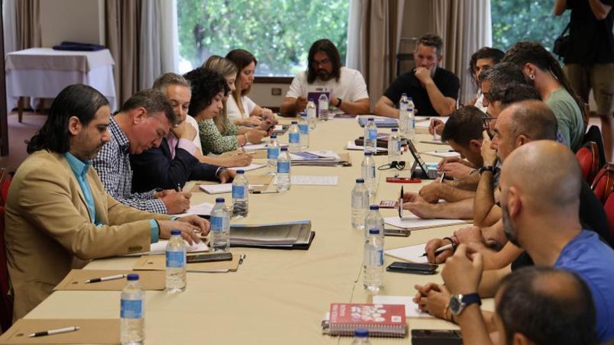 Representantes de la parte empresarial y los trabajadores del metal ayer en su última reunión.