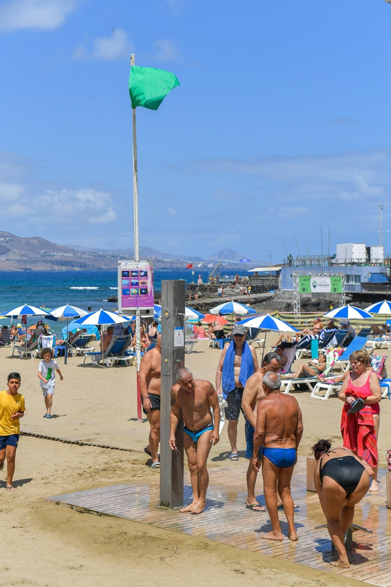 Día de playa en Las Canteras tras la noche de San Juan