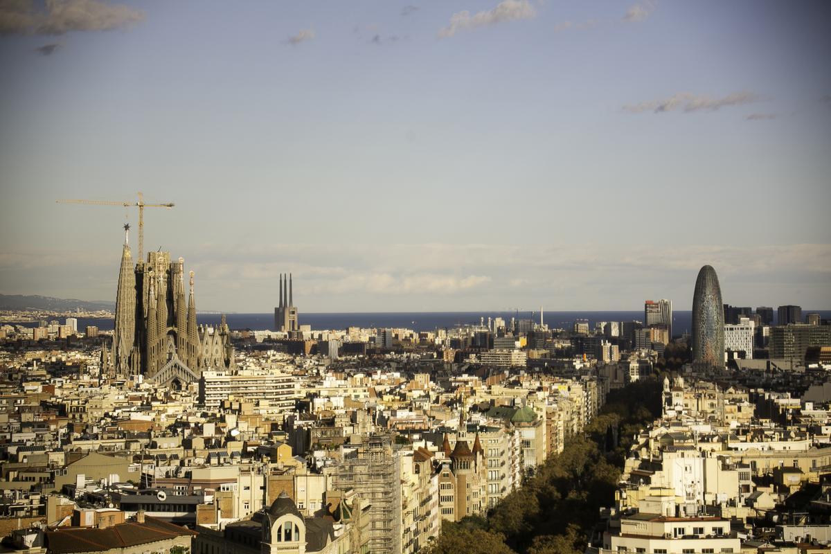 La Sagrada Familia corona la torre de la Virgen con una estrella de doce puntas