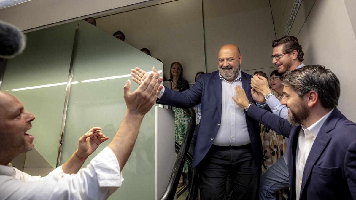 Jaime Martínez la noche del domingo celebra su victoria electoral.