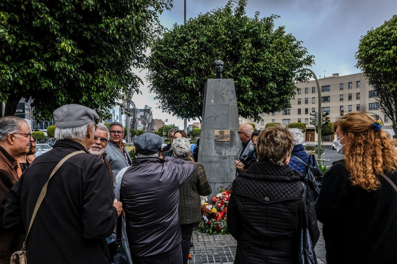 Ofrenda floral ante el busto de Felo Monzón por el 112 aniversario de su nacimiento