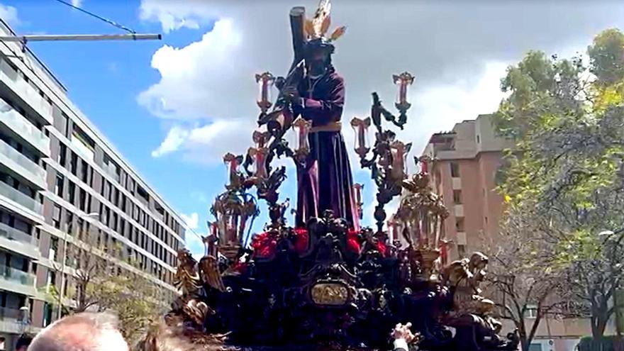 VÍDEO | El Cristo de la Humildad de la Hermandad del Cerro a su paso por la calle Enramadilla