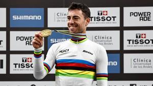 Albert Torres celebra con la medalla de oro al ganar la prueba del Omnium